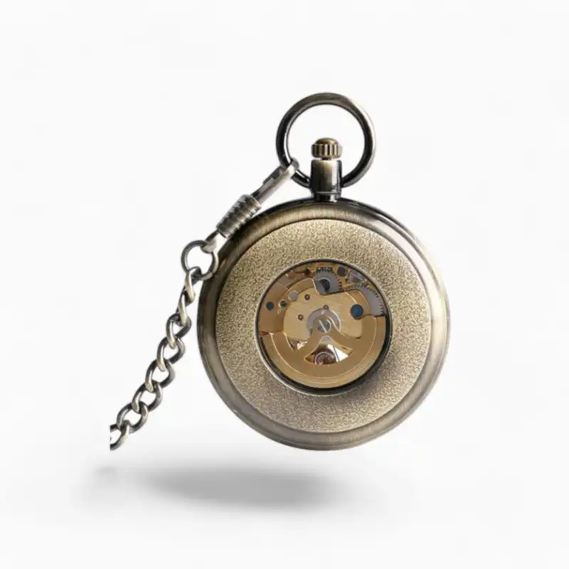 Montre à Gousset Mécanique Vintage Dorée avec chaîne et mécanisme apparent sur fond blanc
