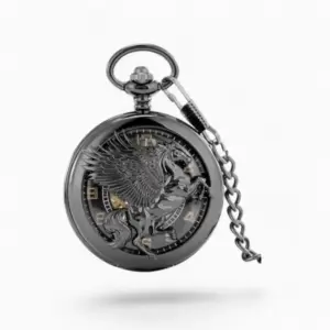 Montre à Gousset Mécanique Pégase noire avec gravure en relief de cheval ailé et chiffres romains sur fond transparent, chaîne argentée attachée.
