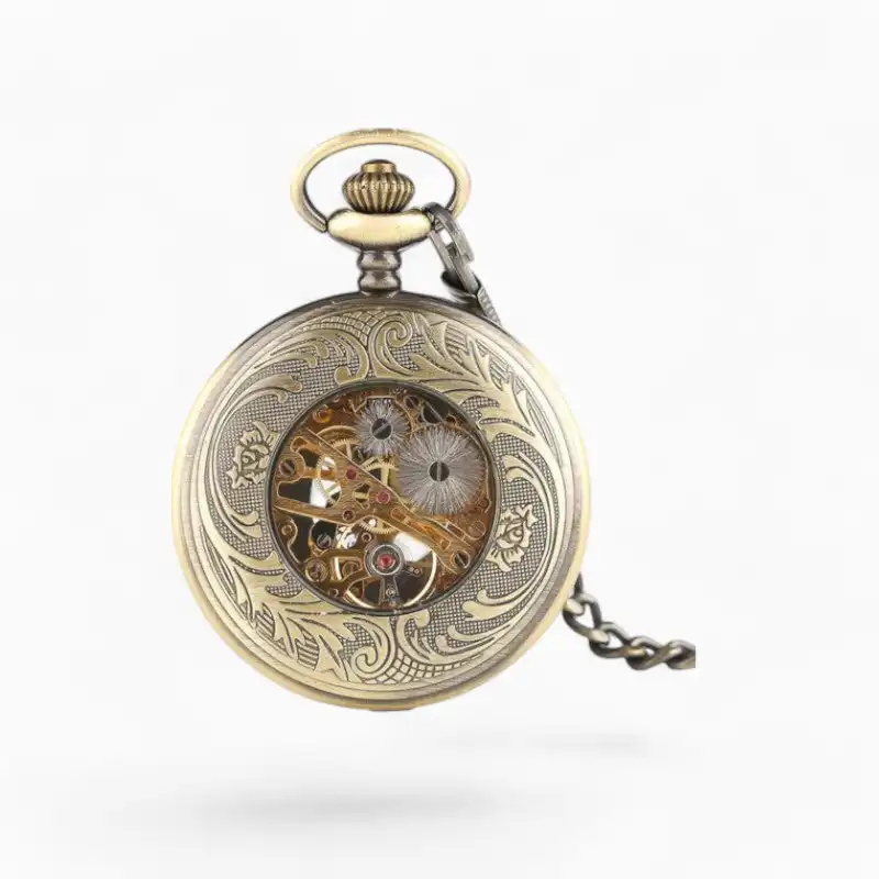 Montre à Gousset Mécanique Pégase dorée avec mécanisme visible, design vintage, gravure florale et chaîne assortie.