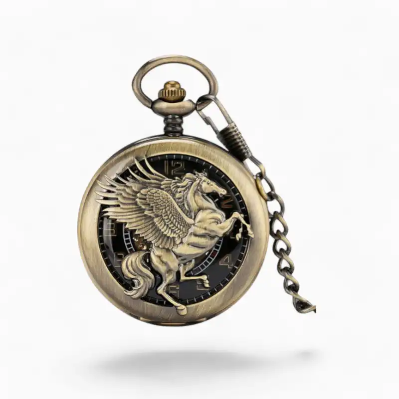Montre à gousset mécanique vintage en bronze avec gravure de Pégase sur le couvercle et chaîne assortie.