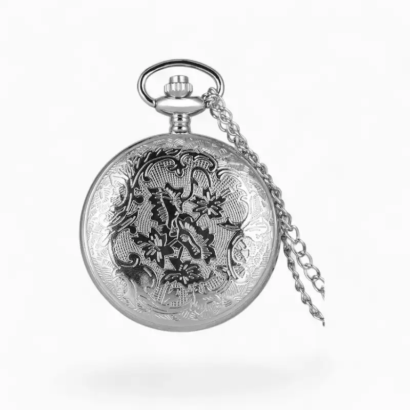 Montre à gousset élégante avec chaîne, présentant un design gravé inspiré de Sailor Moon Crystal, en métal argenté.