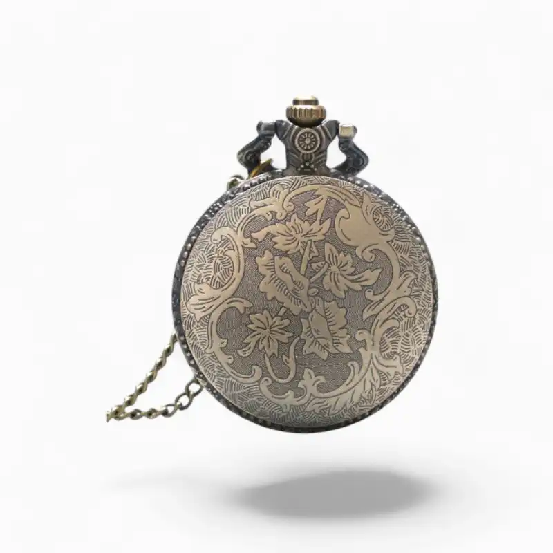 Montre à gousset ancienne avec motif de colonne vertébrale et floral en relief sur fond neutre.