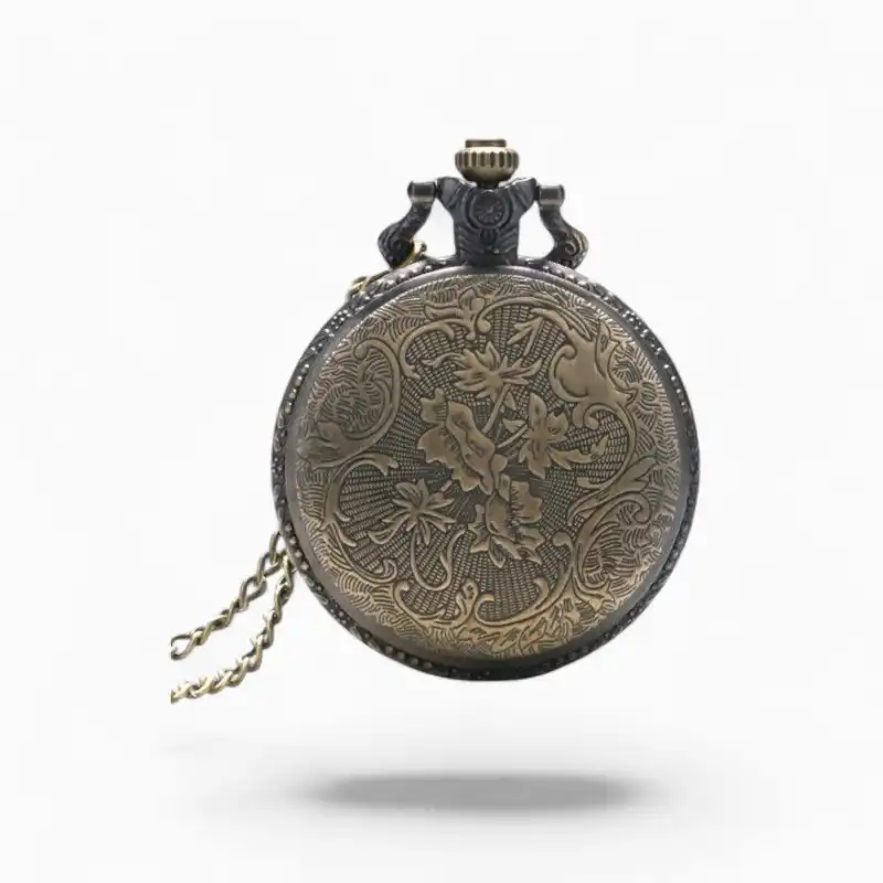 Montre à Gousset vintage avec chaîne, présentant un design floral et animal complexe gravé sur le boîtier, rappelant l'histoire et l'élégance de la Tour Eiffel a survécu.