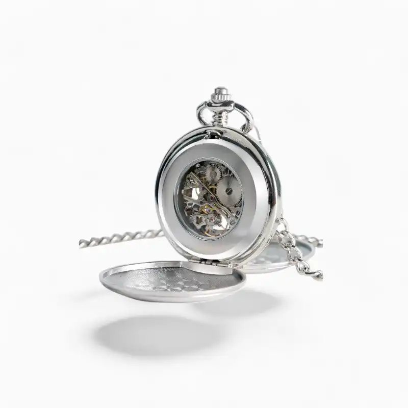 Montre à Gousset Mécanique Victoire élégante avec cadran ouvert révélant les engrenages, accompagnée d'une chaîne et d’un clapet avec gravures décoratives, sur fond blanc.
