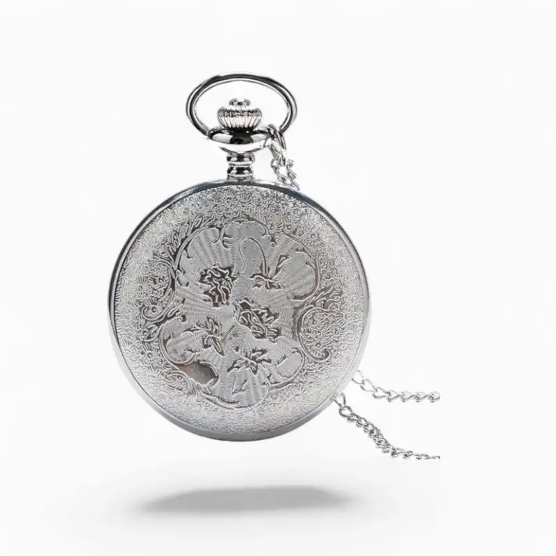 Montre à Gousset Cheval en Or avec gravure détaillée et chaîne argentée sur fond blanc.