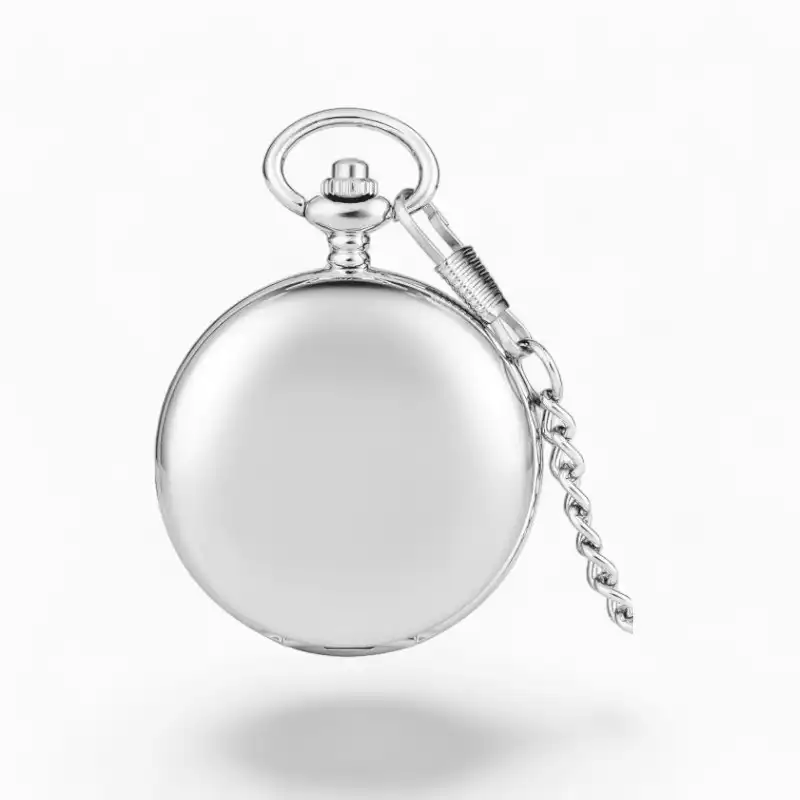Montre à gousset classique argentée avec chaînette et remontoir sur fond blanc