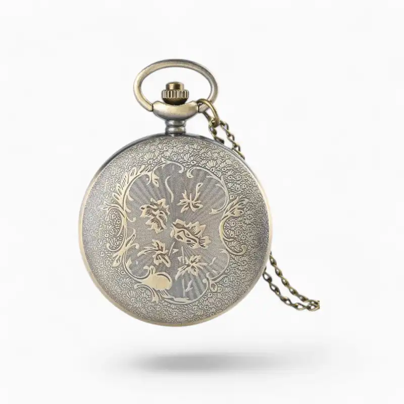 Montre à gousset dorée avec motif hibou gravé et chaîne élégante.