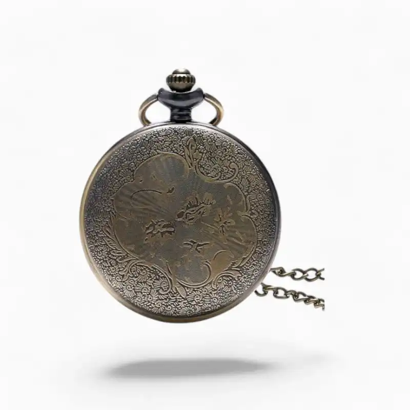Montre à Gousset Sapeur-Pompier vintage en métal avec gravure florale et chaînette coordonnée.