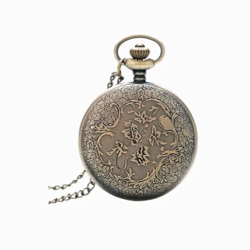 Montre à Gousset ancienne avec motifs d'Aigle gravés sur fond sombre, chaîne en métal et design vintage.