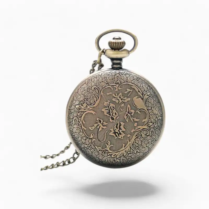 Montre à gousset vintage avec motif floral complexe en relief sur un fond couleur rose antique et chaîne assortie.