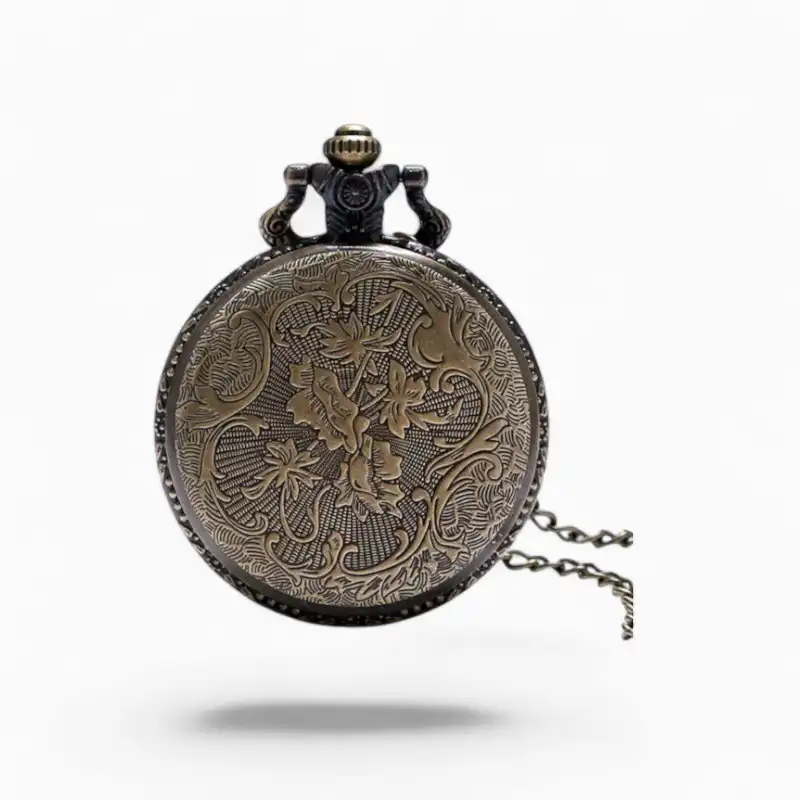 Montre à Gousset vintage de style Big Ben en bronze avec motifs floraux ciselés et chaîne assortie, présentée sur un fond blanc.