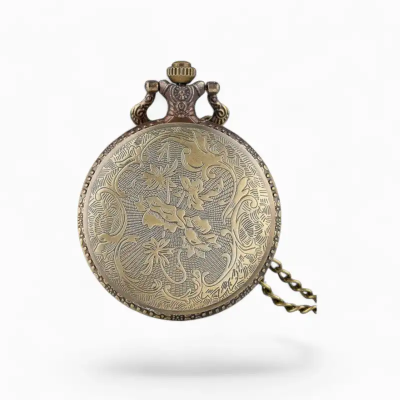 Montre à Gousset vintage avec gravure détaillée représentant un cheval et des motifs floraux sur fond métallique antique et chaîne élégante.