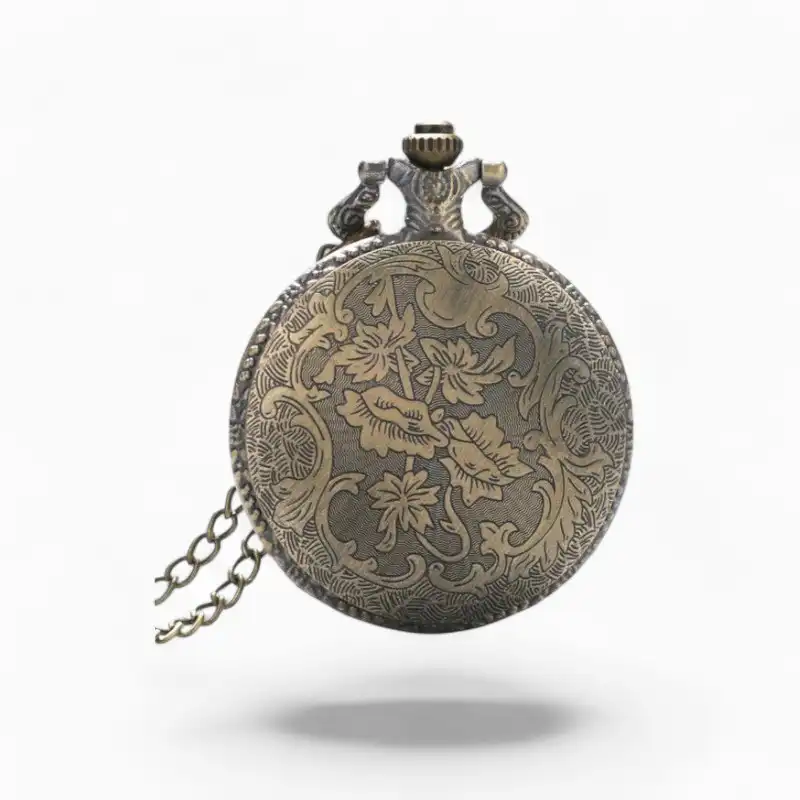 Montre à gousset vintage en métal gravé avec motif floral et chevaux, sur fond uni, avec chaîne.