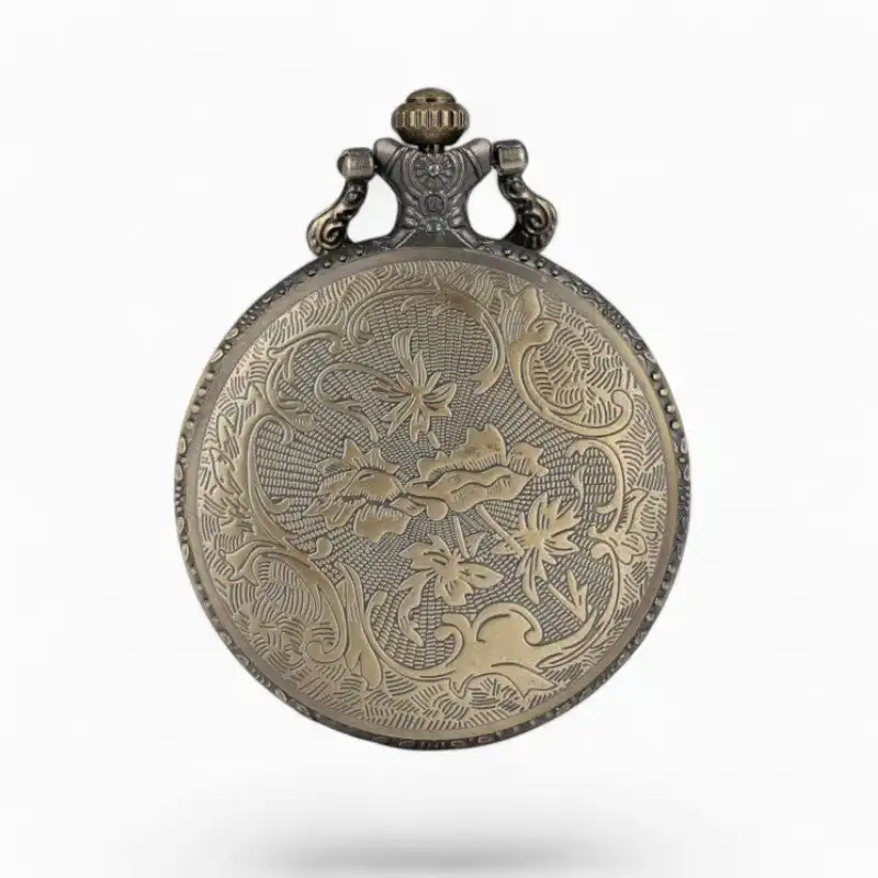 Montre à gousset vintage avec motif coq et ornements floraux gravés sur fond métallique.