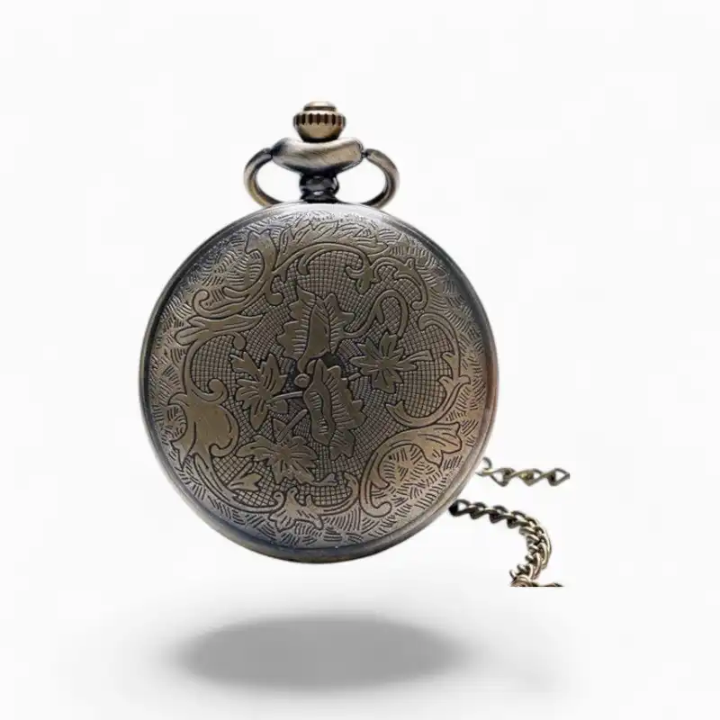 Montre à gousset ancienne avec chaîne et gravure détaillée de loup et de motifs floraux sur fond isolé.