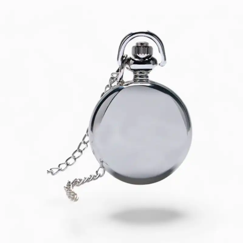 Montre à gousset élégante et classique évoquant le style de Marilyn Monroe, avec chaîne argentée sur fond blanc.