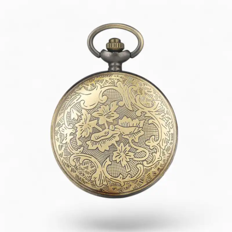 Montre à gousset vintage en laiton avec motifs floraux gravés, inspirés de la Statue de la Liberté et de l'art nouveau, sur fond neutre.