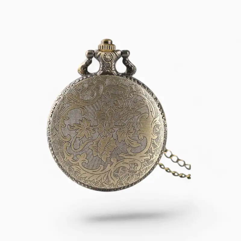 Montre à gousset Suisse vintage en métal gravé avec motifs floraux et chaîne coordonnée.