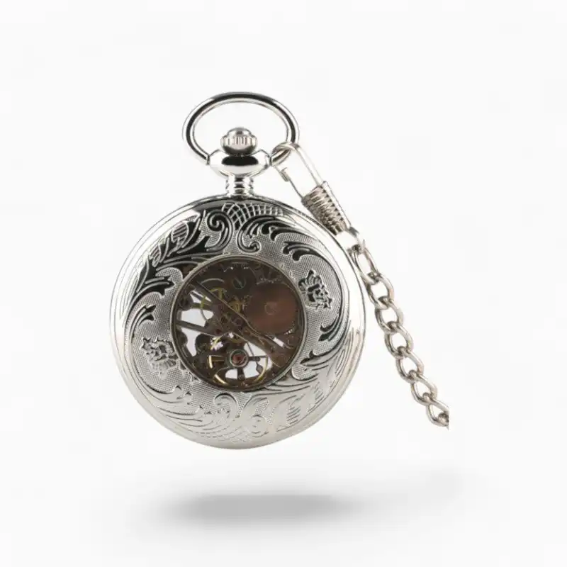Montre à gousset mécanique Western argentée avec couvercle ajouré révélant le mouvement intérieur et chaîne assortie.
