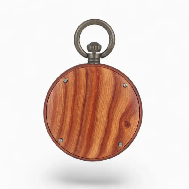 Montre à gousset vintage avec couvercle en aigle de bois et finitions métalliques sur fond blanc