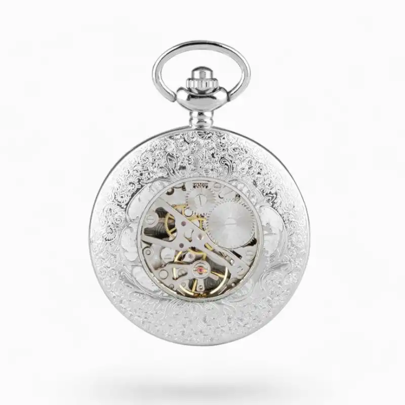 Montre à gousset mécanique Ouvre les Yeux avec un cadran ouvert sur un mécanisme complexe et un boîtier richement gravé de motifs floraux.