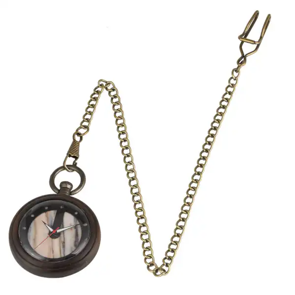 Montre à gousset vintage avec cadran en marbre et chaîne en métal doré sur fond blanc.