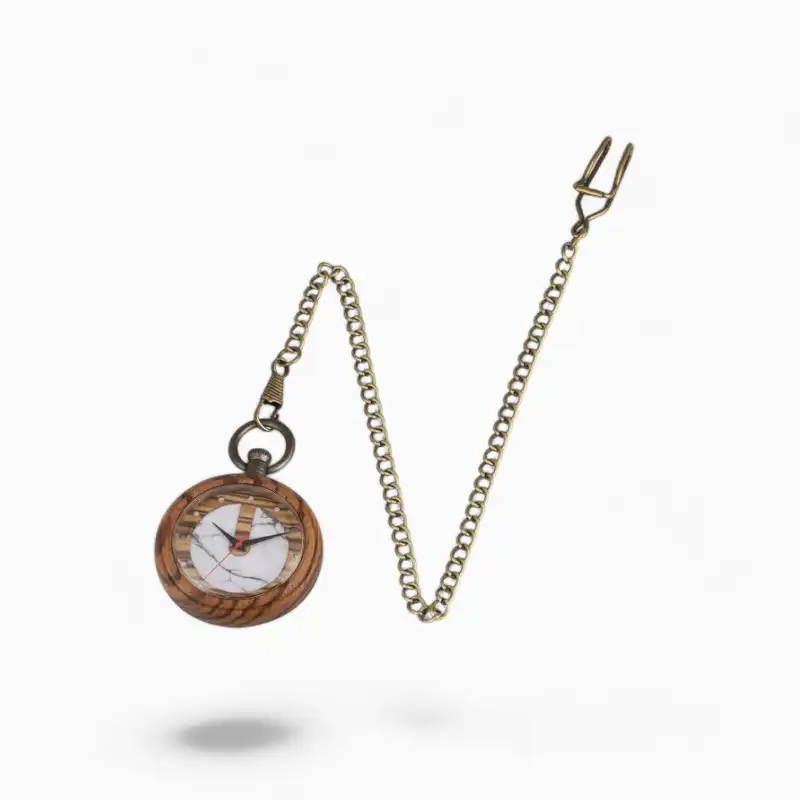 Montre à Gousset en Marbre et bois avec chaîne dorée sur fond blanc, design classique et élégant.