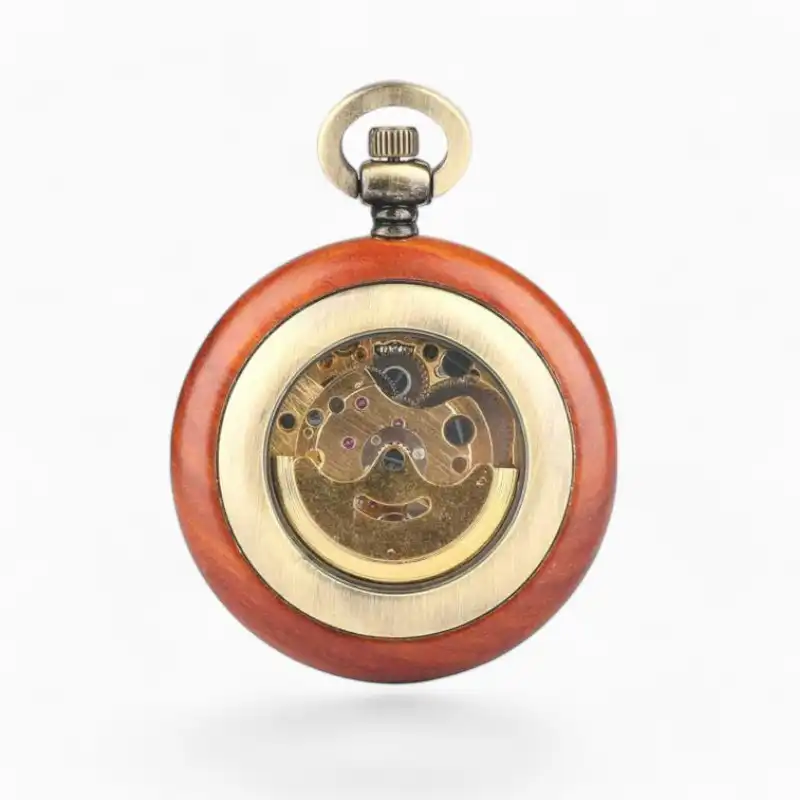 Montre à gousset mécanique avec cadran apparent, entourée de bois, design vintage et élégant.