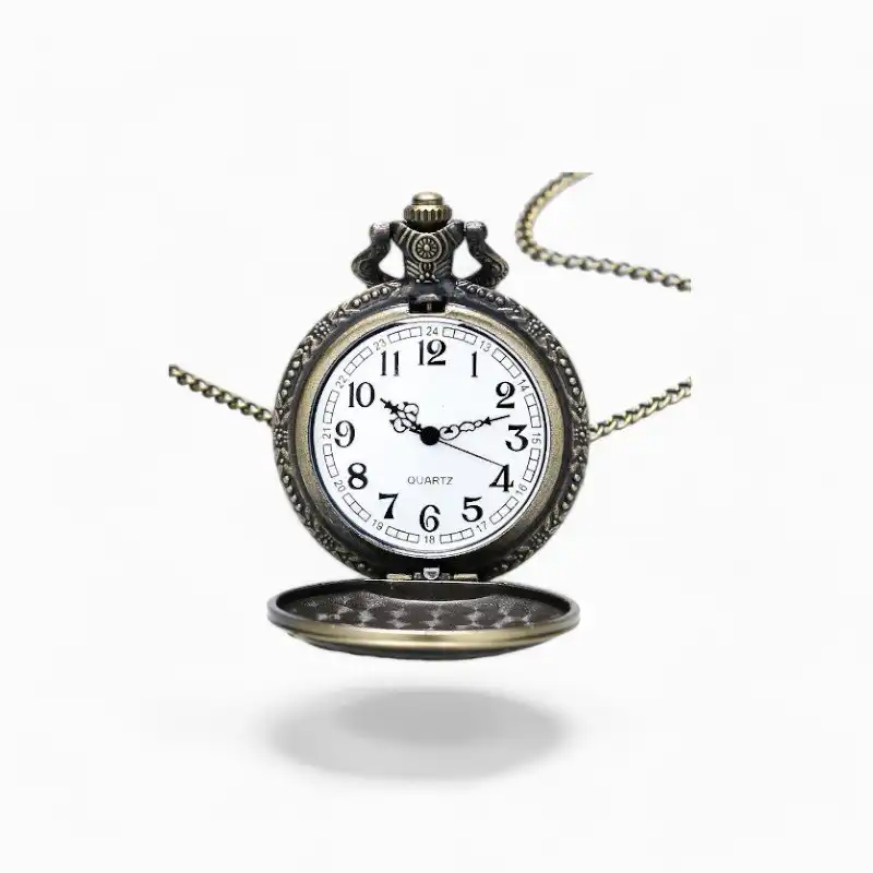 Montre à gousset vintage ouverte avec chaîne sur fond blanc, disponible au Canada.