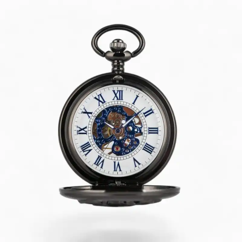 Montre à Gousset Mécanique vintage avec cadran ouvert révélant un mécanisme complexe et des aiguilles élégantes, entourée de chiffres romains et présentée sur fond uni pour une mise en valeur optimisée.