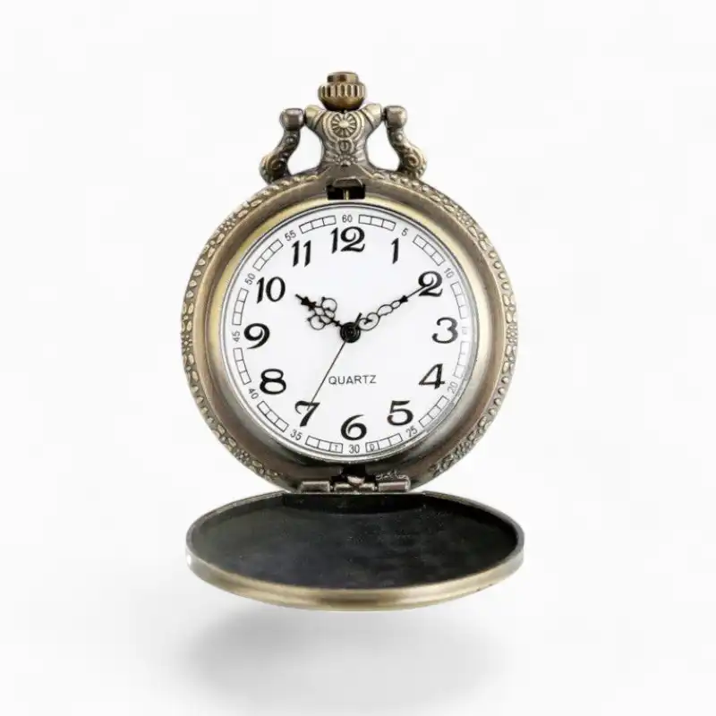 Montre à gousset vintage avec un motif de cerf sur le couvercle, cadran blanc chiffres romains noirs, fond isolé blanc.