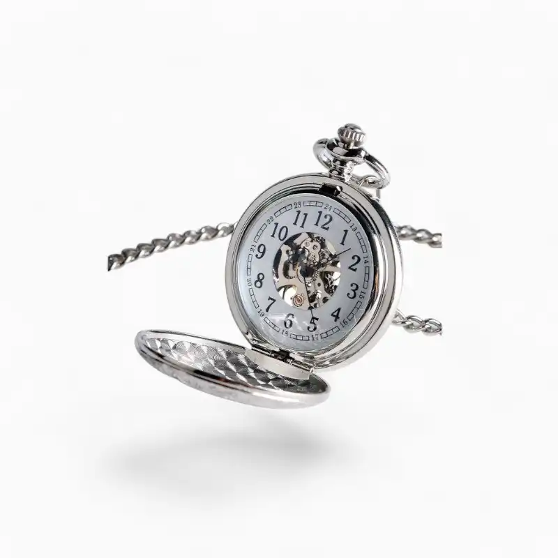 Montre à Gousset Mécanique Chasseur en argent avec couvercle ouvert révélant un mécanisme apparent et une chaîne assortie sur fond blanc.