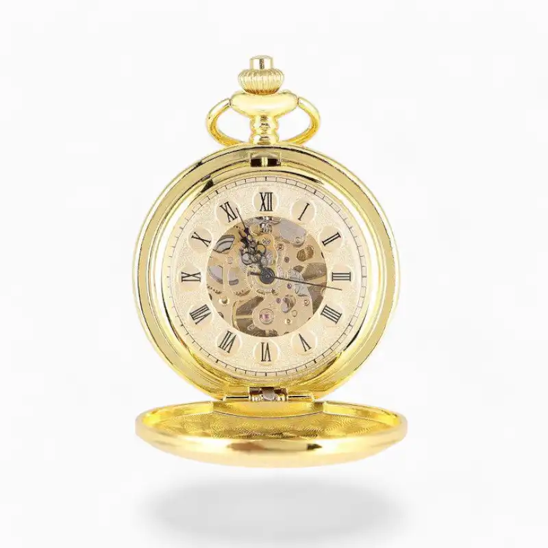 Montre à gousset mécanique dorée ouverte révélant le mécanisme interne, adaptée pour compléter un costume élégant.