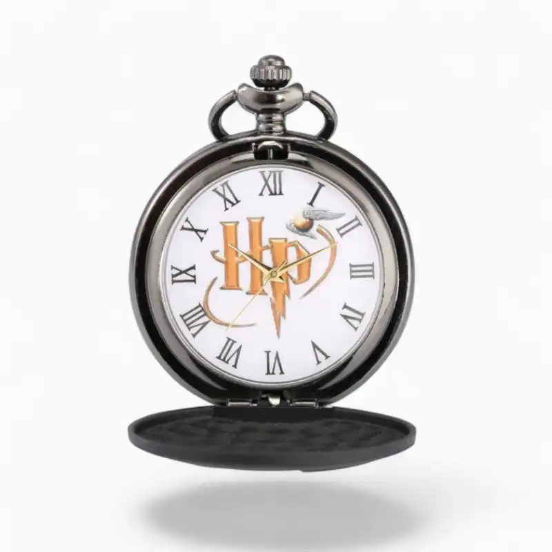 Montre à gousset Harry Potter - HP avec logo doré sur cadran blanc, chiffres romains et aiguilles dorées, boîtier noir et chaîne assortie.