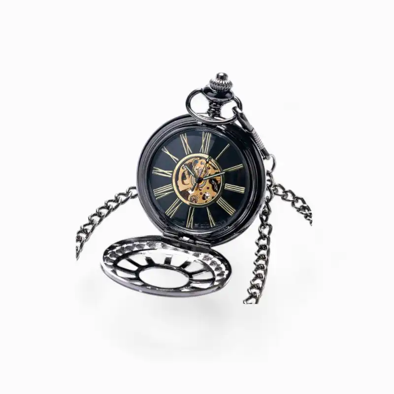Montre à gousset mécanique Jules Verne de couleur noire avec chaîne et mécanisme visible, cadran doré avec chiffres romains sur fond blanc, élégante et vintage, parfait pour collectionneurs et amateurs de style steampunk.