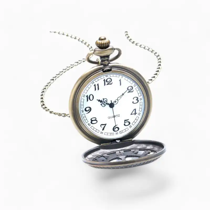 Montre à gousset classique en métal couleur bronze avec chaîne, cadran blanc à chiffres arabes et mécanisme visible, par L'Horloger.