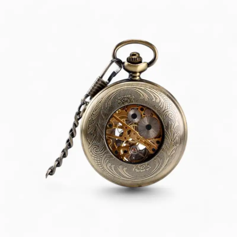 Montre à Gousset Mécanique "Les 12 Cercles" en or avec motifs gravés, cadran partiellement visible et chaîne assortie.