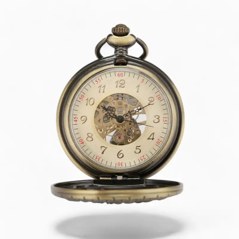 Montre à gousset mécanique vintage avec mécanisme visible et gravures de chevaux sur fond clair.