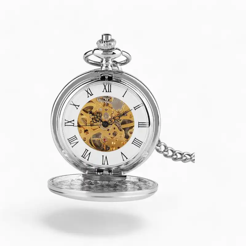 Montre à gousset mécanique classique argentée ouverte avec mécanisme apparent et chiffres romains sur fond blanc.