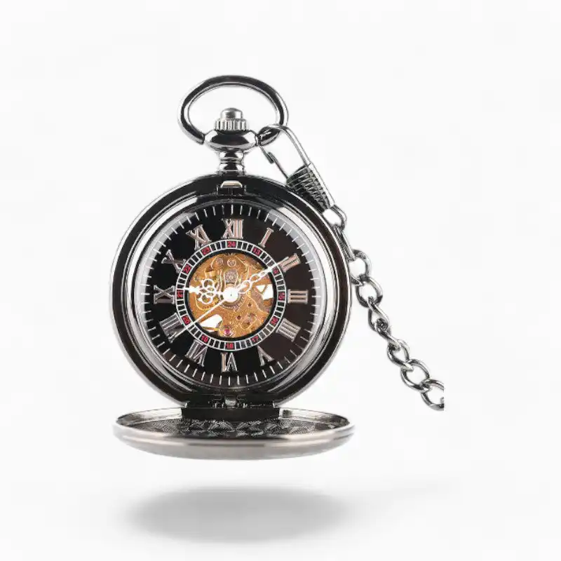 Montre à Gousset Mécanique Coeur vintage avec cadran ouvert révélant le mécanisme, chiffres romains et chaîne assortie sur fond blanc.