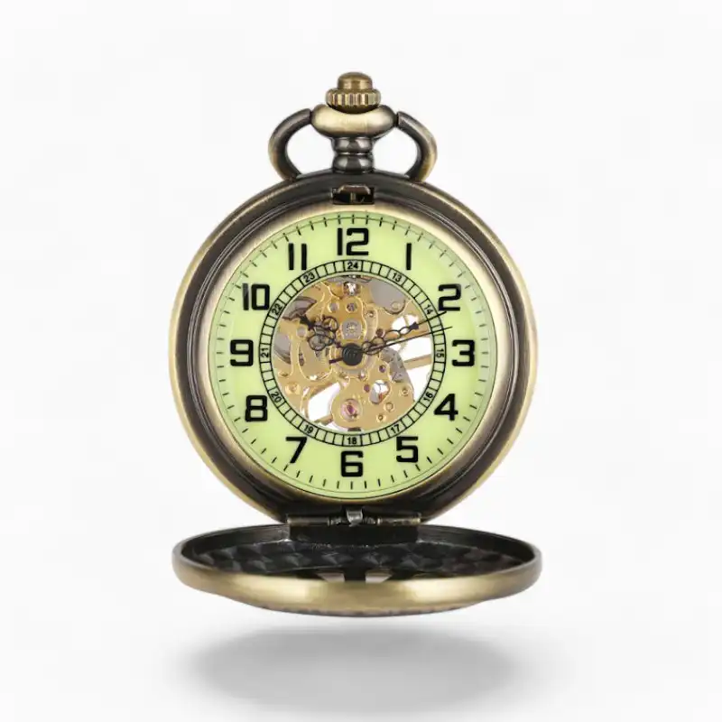 Montre à Gousset Mécanique antique avec cadran luminescent et visibilité de la Roue de mouvement sur fond blanc.