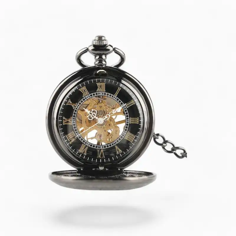 Montre à gousset mécanique transparente avec roue dentée noire et chiffres romains, sur fond blanc.