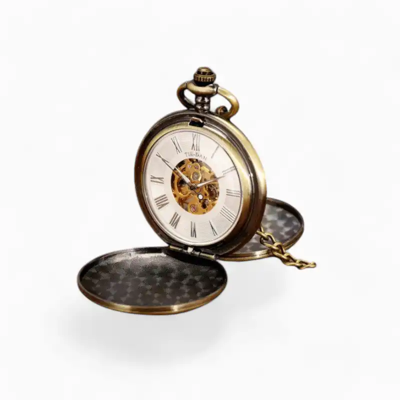 Montre à gousset mécanique dorée avec couvercle ouvert exposant l'engrenage, sur fond uni, évoquant l'ère du train à vapeur.