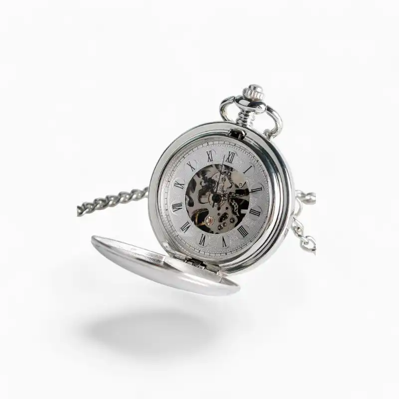 Montre à gousset mécanique Victoire argentée avec couvercle ouvert, cadran romain transparent et chaîne, isolée sur fond blanc.