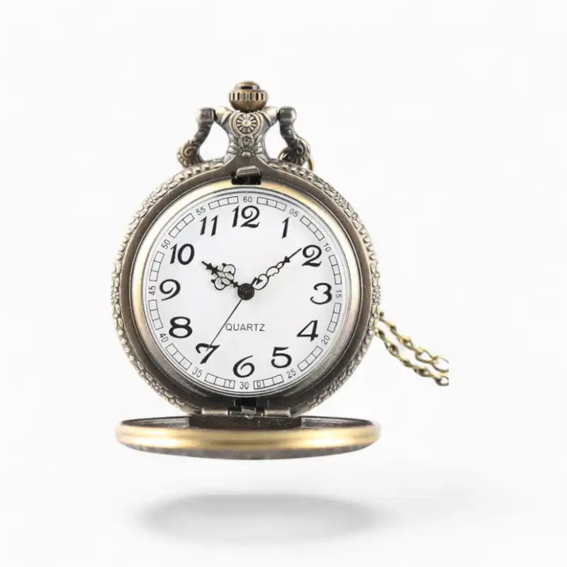 Montre à gousset vintage à quartz avec motif aigle sur le clapet, cadran blanc aux chiffres romains, chaîne dorée et finitions argentées.
