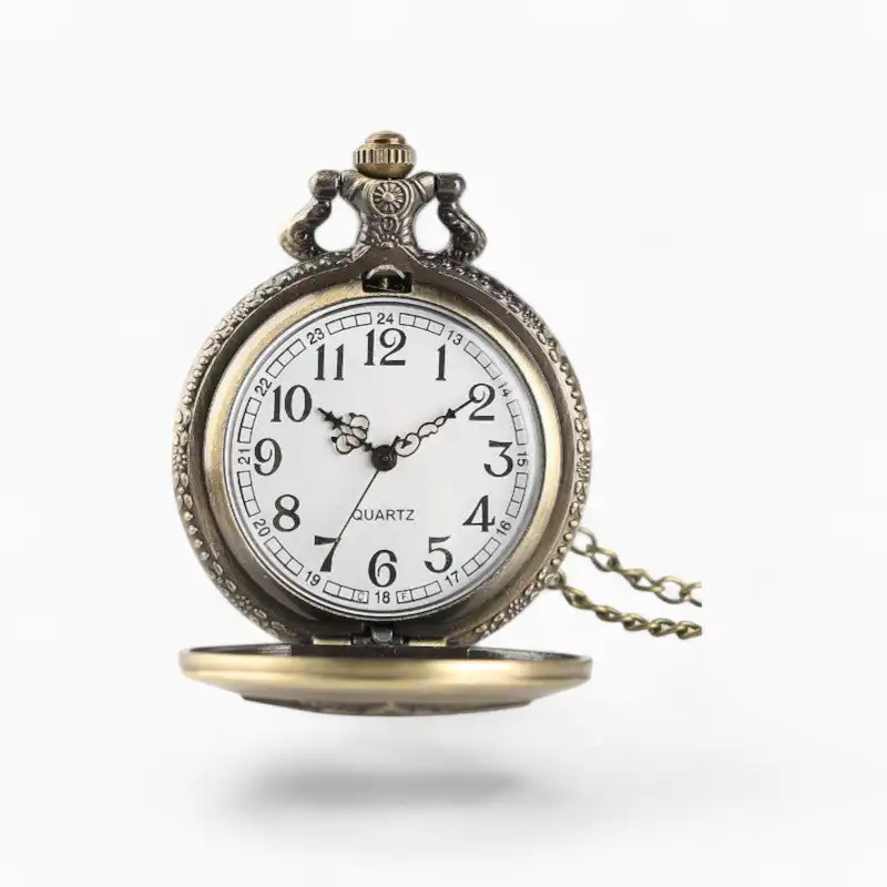 Montre à gousset Suisse vintage en or avec chaîne et cadran blanc sur fond isolé.