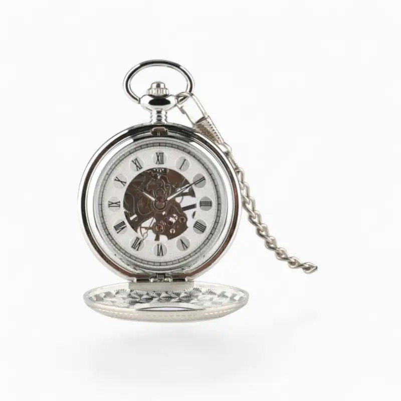 Montre à gousset mécanique Western ouverte avec chaîne, cadran blanc transparent révélant le mécanisme, chiffres romains noirs et mécanisme visible en arrière-plan.