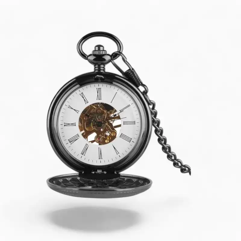 Montre à gousset mécanique noire avec détails ornementaux de style Western, affichant un mécanisme visible et des chiffres romains, accompagnée de sa chaîne.