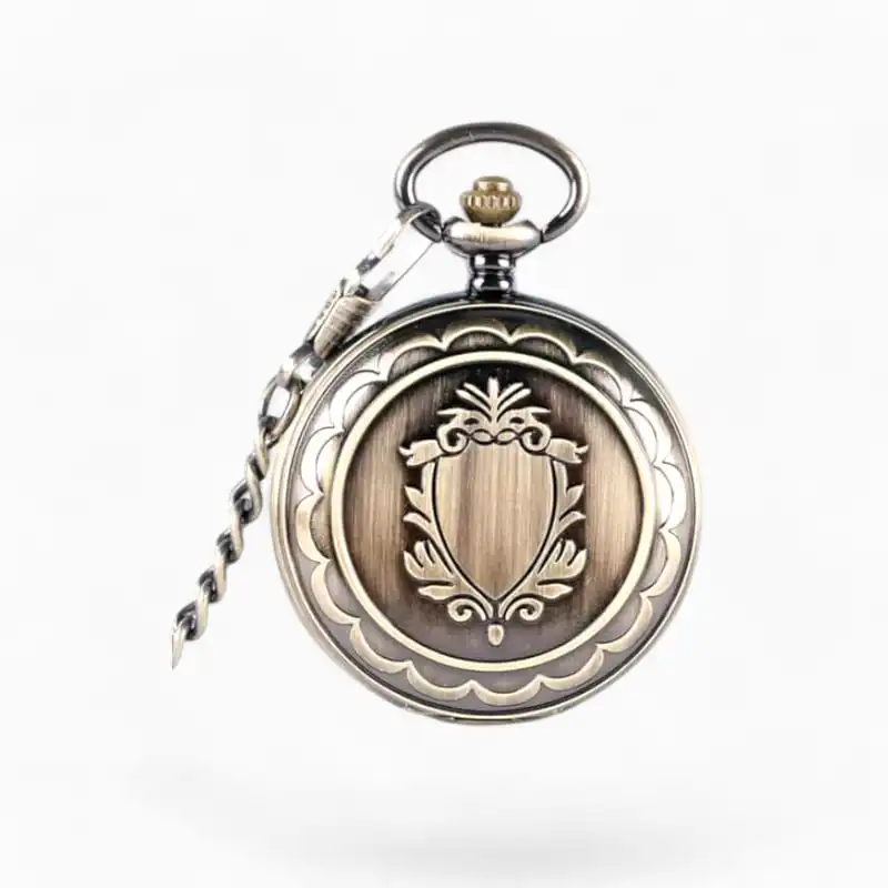 Montre à Gousset Mécanique vintage en métal avec motifs floraux et chaîne, style Train à Vapeur, fond blanc.