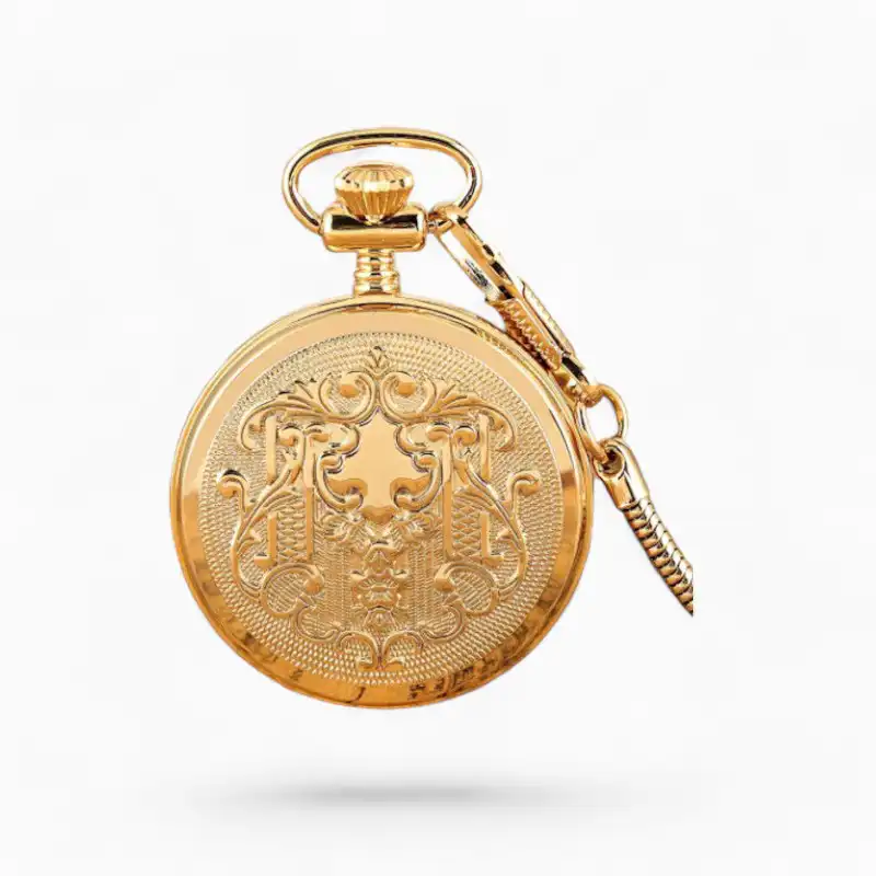 Montre à gousset mécanique dorée avec motifs floraux et chaîne, cadran non visible, style rétro et élégant.